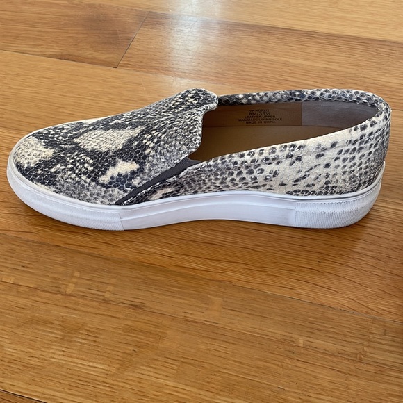 Vince Camuto snakeskin platform sneaker - Picture 2 of 3